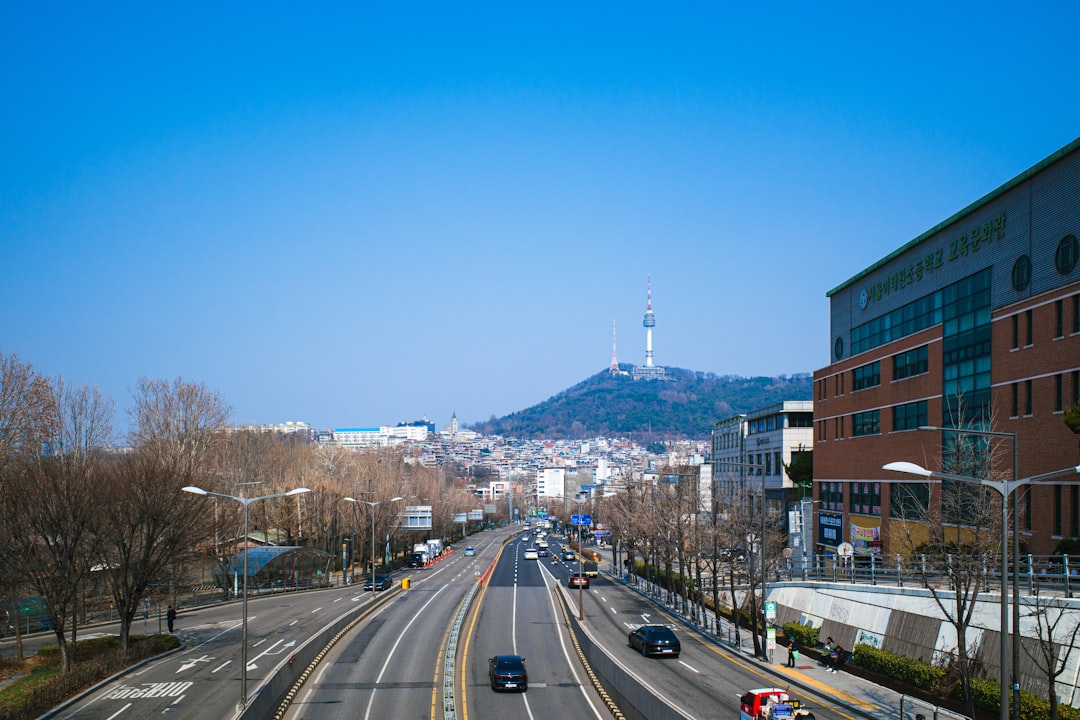 변제금 미납으로 걱정하는 사람이 개인회생 관련 서류를 살펴보는 모습