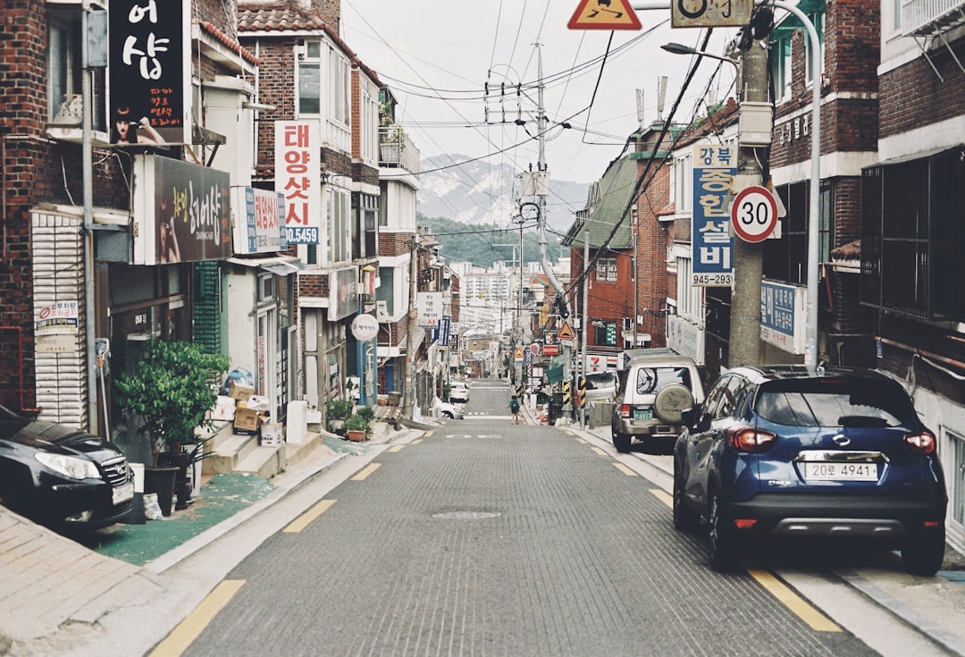 2026년 강화된 건강보험 피부양자 자격 요건을 진지하게 검토하는 사람의 모습