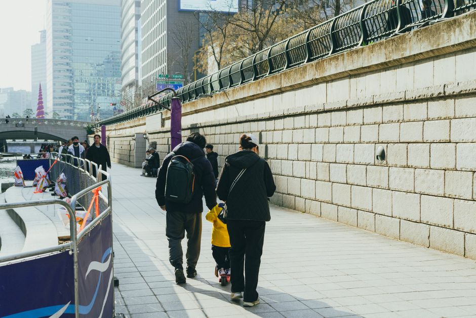2026년 근로장려금 혜택을 받아 밝게 웃는 한국인 가족이 집에서 희망찬 미래를 상징합니다.