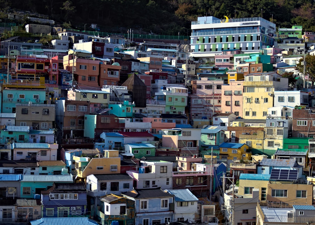 2026년 부동산 취득세 계산을 위해 노트북과 계산기를 사용하는 사람