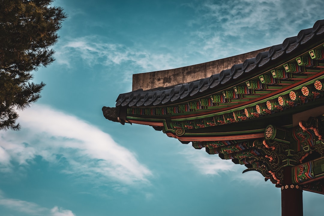 가족 구성원들이 상속세 관련 서류를 살펴보며 세무사와 상담하는 모습. 미래를 위한 재산 계획을 세우는 가족.