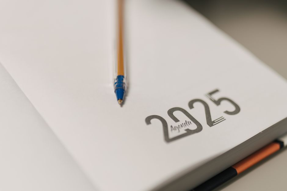 2026년 6월 15일 정책 시행일을 표시한 달력과 서류들