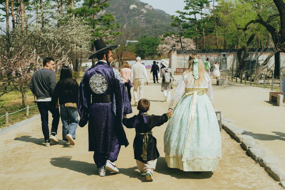 2026년 아동수당과 양육수당 확대로 행복하게 육아하는 한국인 가족의 모습.