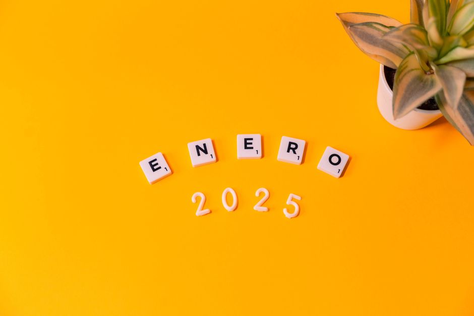 2025년과 2026년이 표시된 달력과 지르코니아 크라운이 놓여 있어 임플란트 보험 적용 재료 확대를 상징합니다.
