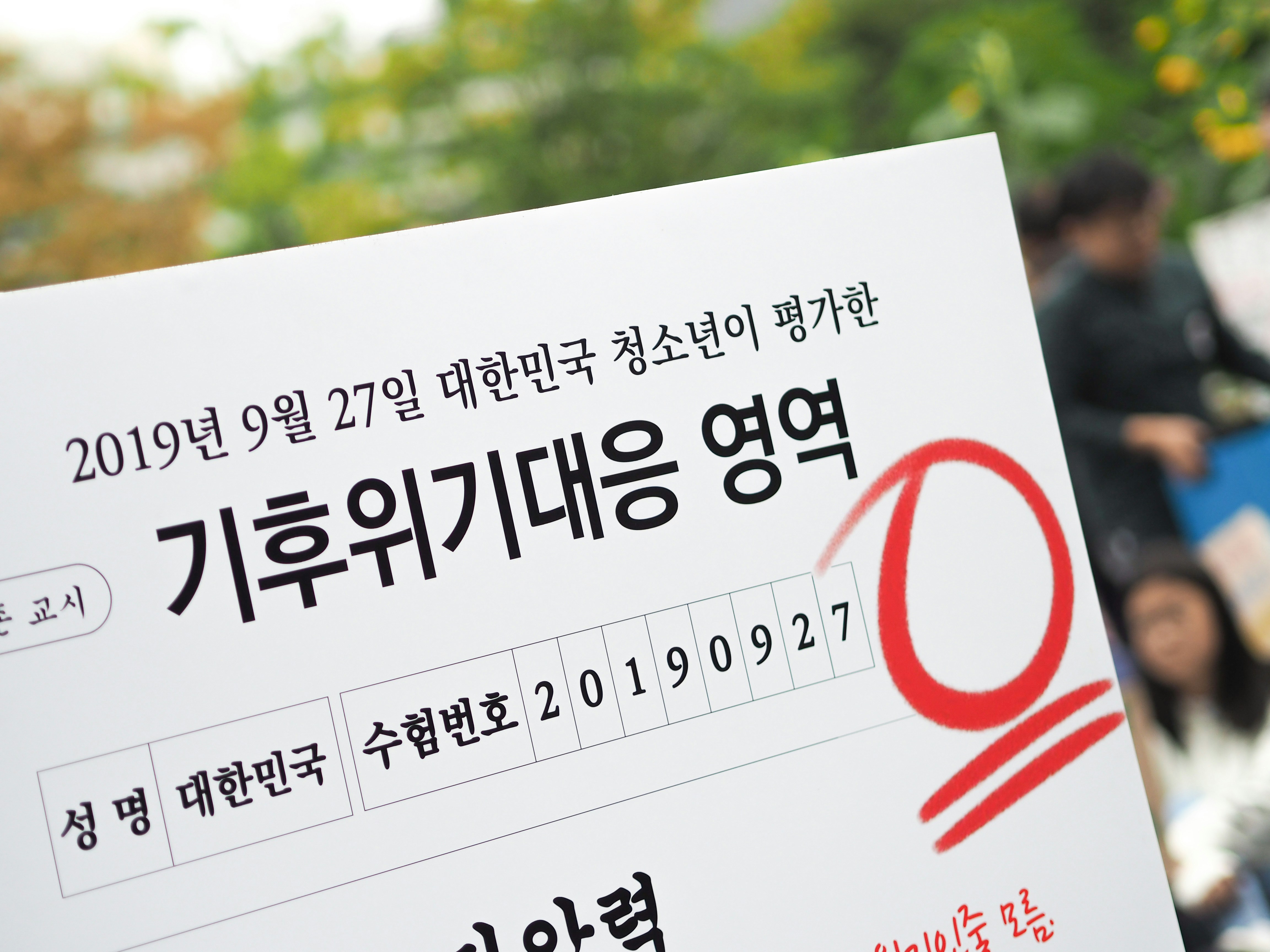 소득, 재산, 자녀 등 자녀장려금 신청 자격 요건을 집, 돈, 아이콘으로 시각화한 깔끔한 인포그래픽.