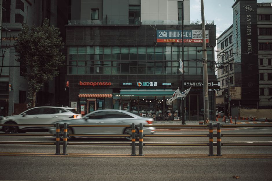 노트북으로 여러 자동차보험사의 다이렉트 견적을 비교하는 사람의 모습
