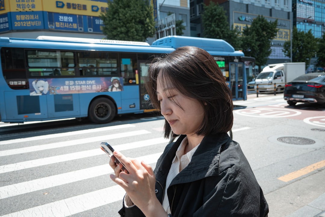 스마트폰으로 여러 자동차 보험사 견적을 비교하는 화면