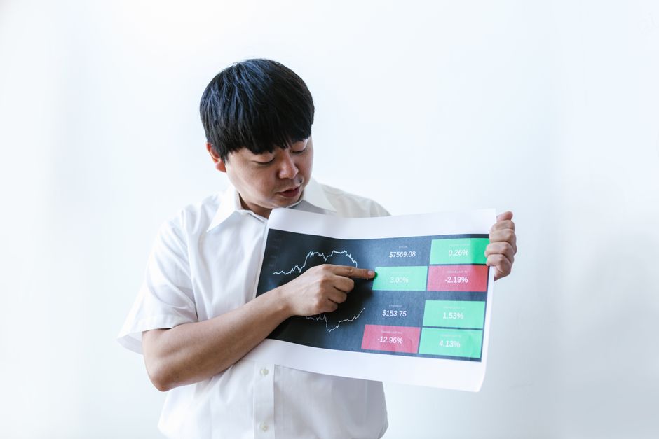 자동차 보험 손해율 증가와 보험료 인상 압박을 시각적으로 보여주는 그래프 이미지.