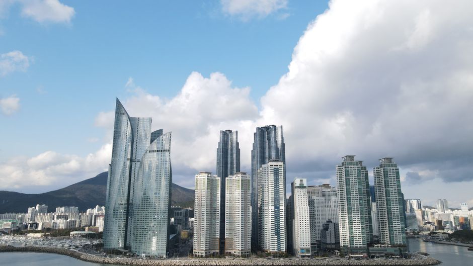 2026년 1세대 1주택 재산세 계산 방법을 설명하는 이미지, 아파트와 세금 관련 그래프가 조합되어 있음