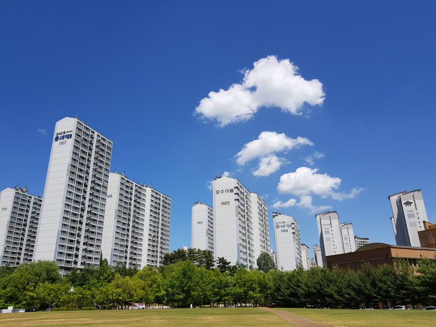 주요 도시의 공동주택 공시가격 상승률을 보여주는 그래프와 건물 이미지