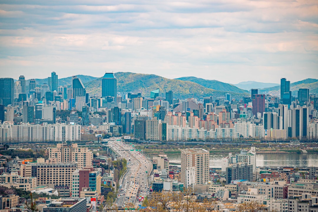 2026년 5월 종합소득세 신고 기간을 나타내는 달력, 계산기, 서류 및 절세 전략을 상징하는 이미지