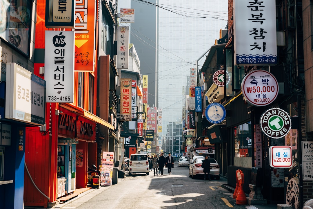 월 지급금이 인상된 주택연금을 상징하는 그래픽, 화살표와 동전이 집을 배경으로 상승하는 모습.