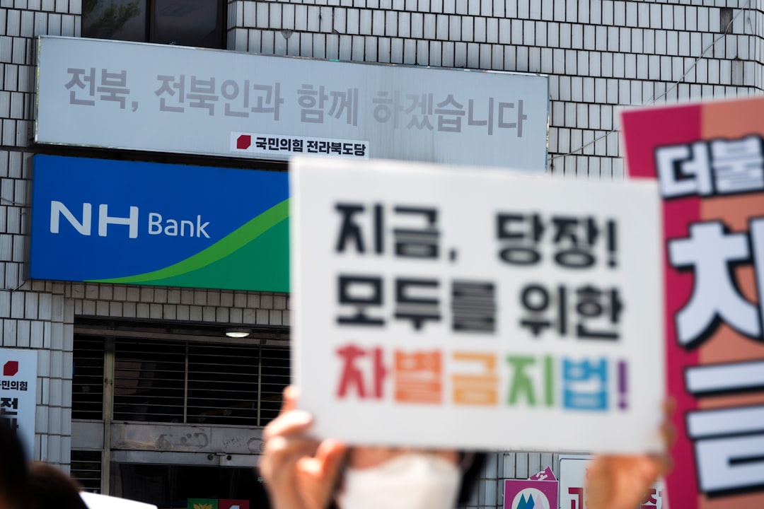 2026년부터 첫째 자녀에게도 확대 적용되는 국민연금 출산크레딧 혜택을 환하게 웃으며 기뻐하는 한국인 가족 이미지